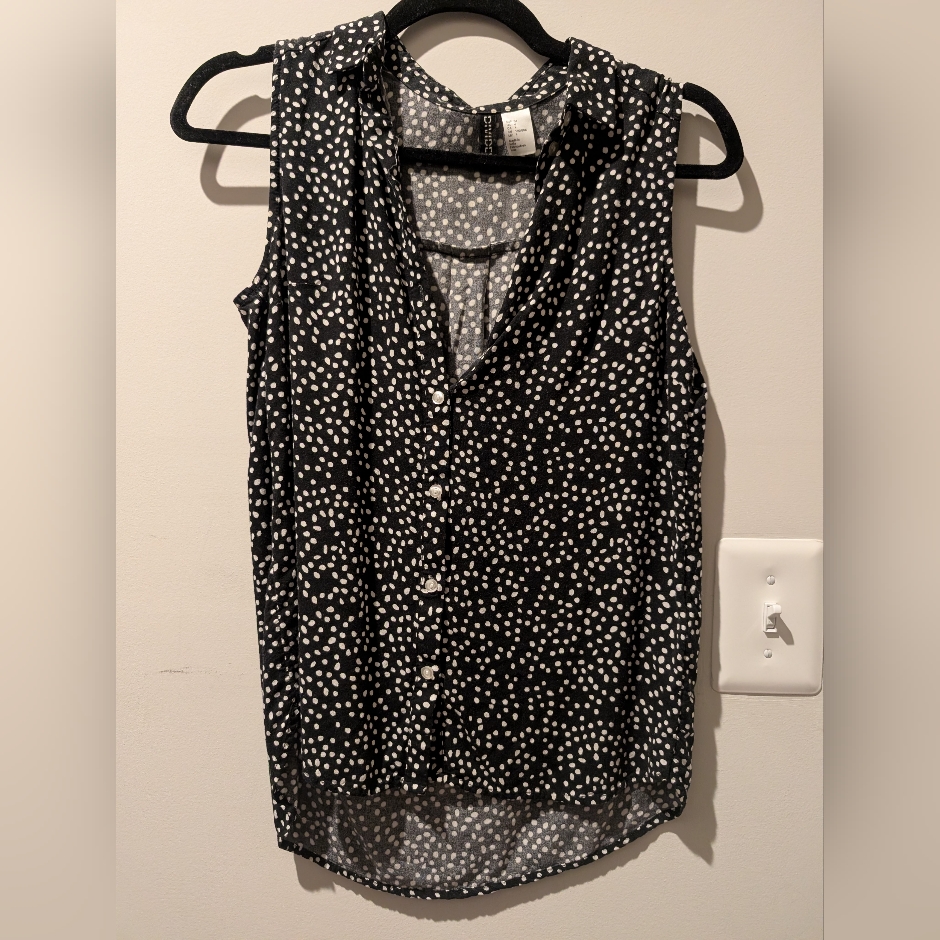 Divided Black And White Sleeveless Blouse